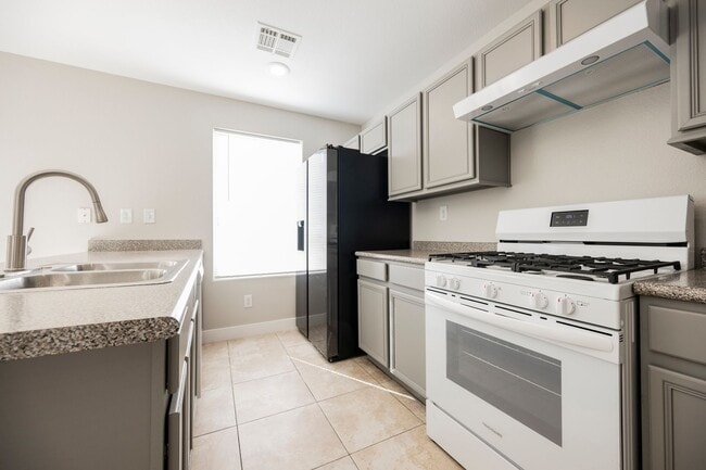 Building Photo - 6075 Las Nubes Dr