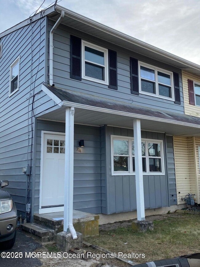 Primary Photo - 704 Cedar St