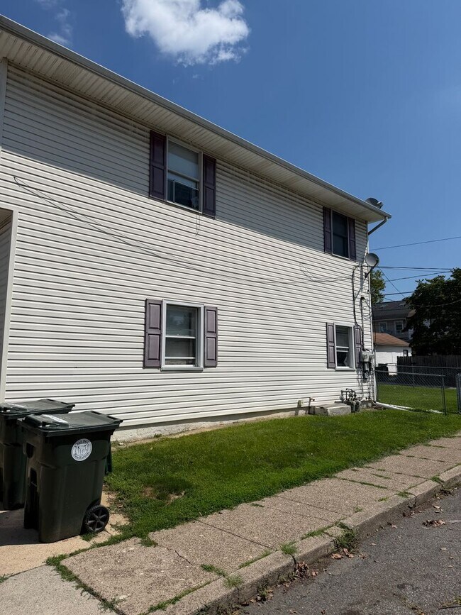 Building Photo - 802-804 Hawthorne Road