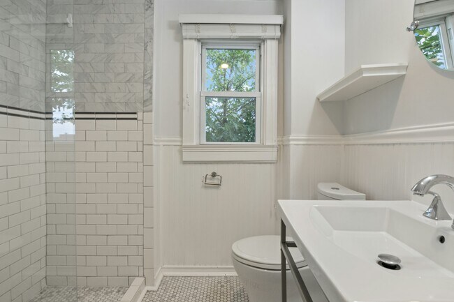 Building Photo - 624 Quinnipiac Ave