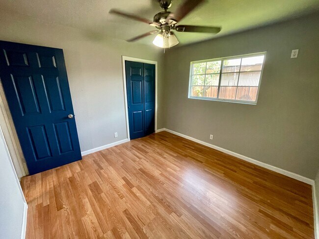 Building Photo - 9451 Hindi Dr