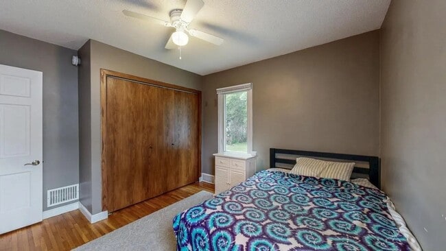 Building Photo - Welcome to this charming 2-bedroom, 1-bath...