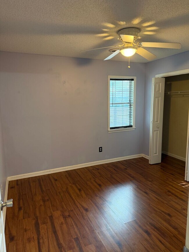 Building Photo - Beautiful 3 Bedroom 2 Bath Single Family Home- Pets welcome.