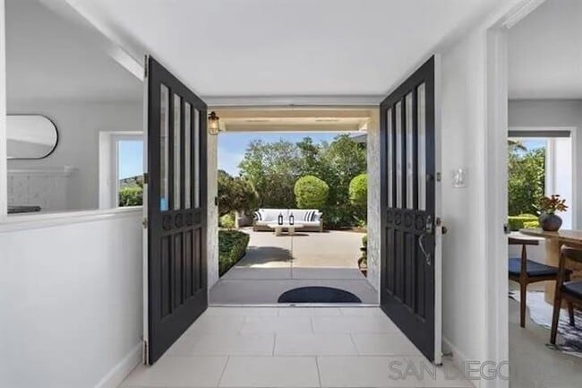 Building Photo - 445 Avenida Primavera