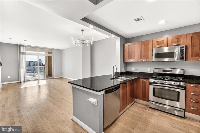 Building Photo - 5750 Bou Ave