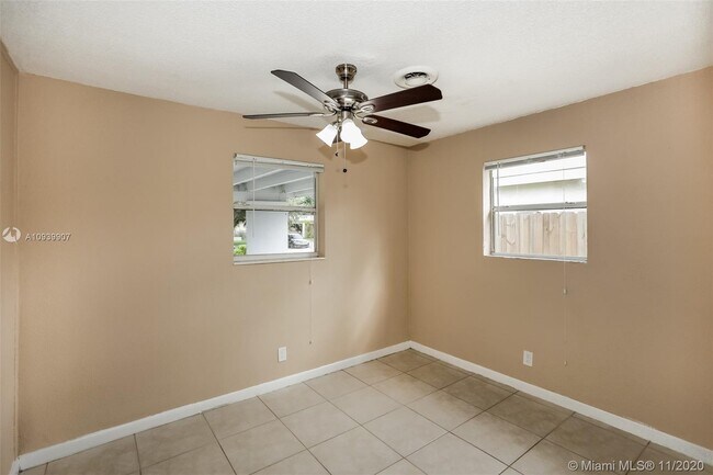 Building Photo - 351 SW 31st Ave