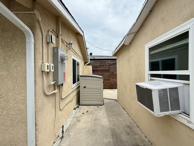 Building Photo - Charming Long Beach Home with Bonus Spaces!