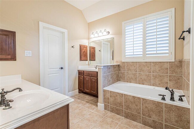 Building Photo - 5114 E Jerad Dr