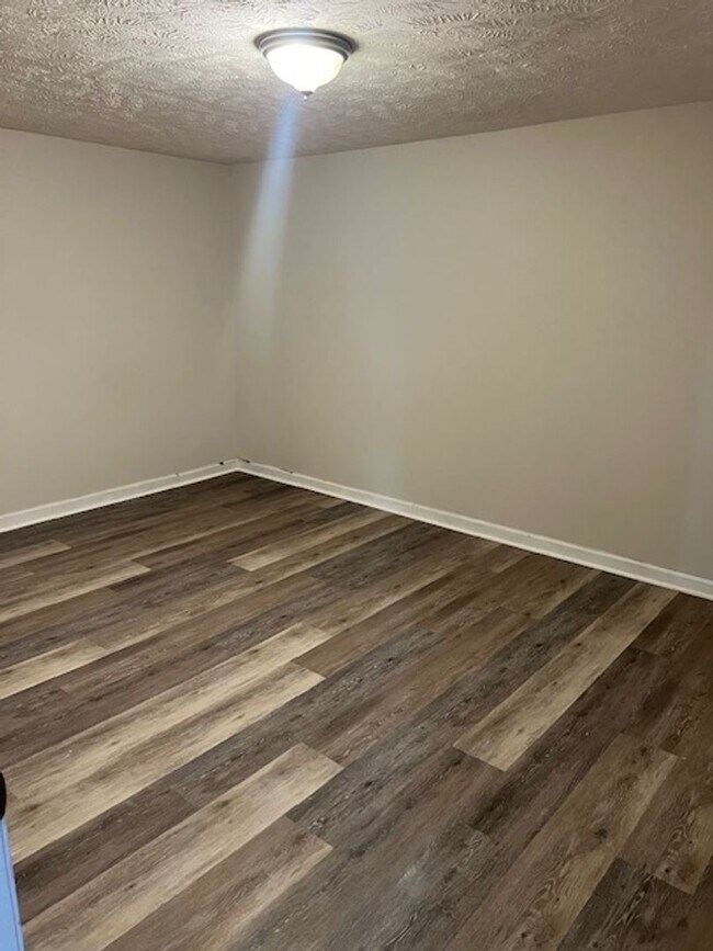 Building Photo - Large Single Family Home