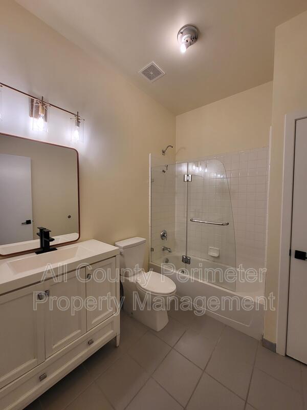 Building Photo - 560 Dutch Valley Rd NE