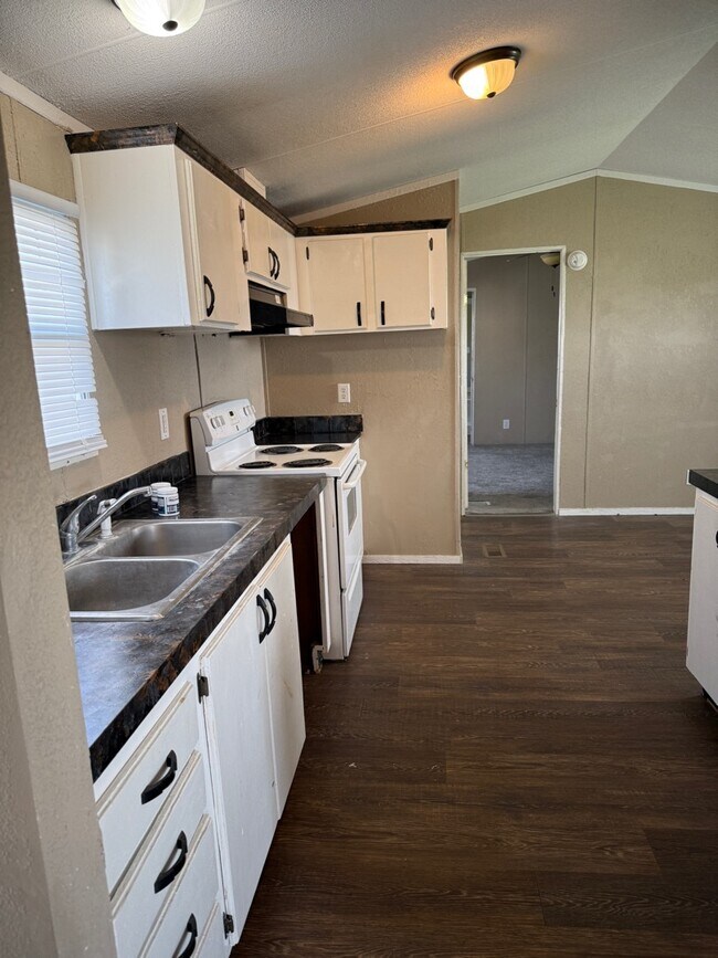 Building Photo - 204 E 1st St