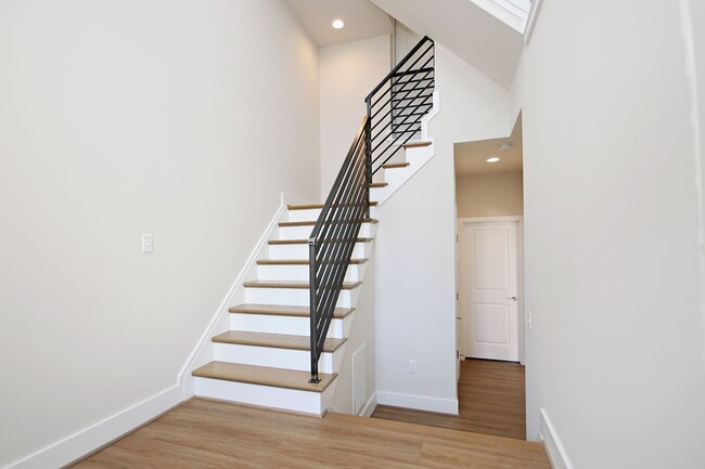 Building Photo - Beautiful Light-Filled Avinity Townhome