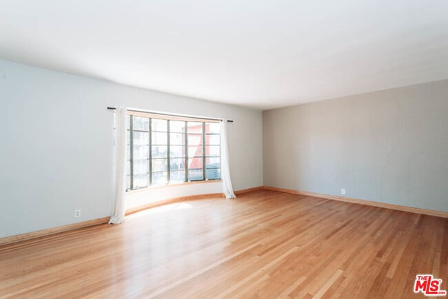 Building Photo - 10961 Strathmore Dr