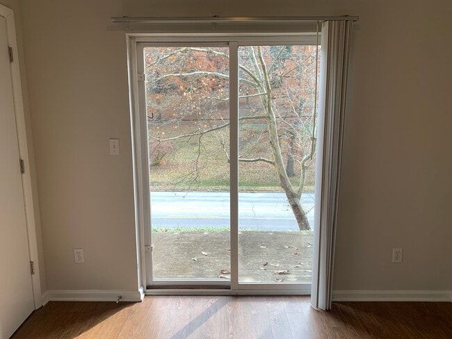 Building Photo - Updated Crescent Hills Condo 2 bed/2 bath - Renaissance Lofts