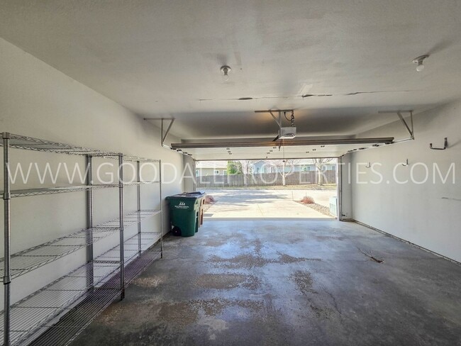 Building Photo - Spacious Townhome in Clive | 2 Bed + 2.5 Bath with Garage