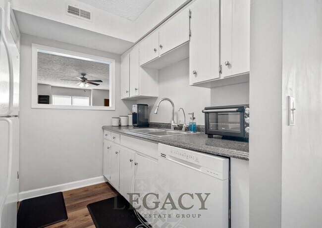 Building Photo - 748 Lake Terrace Dr