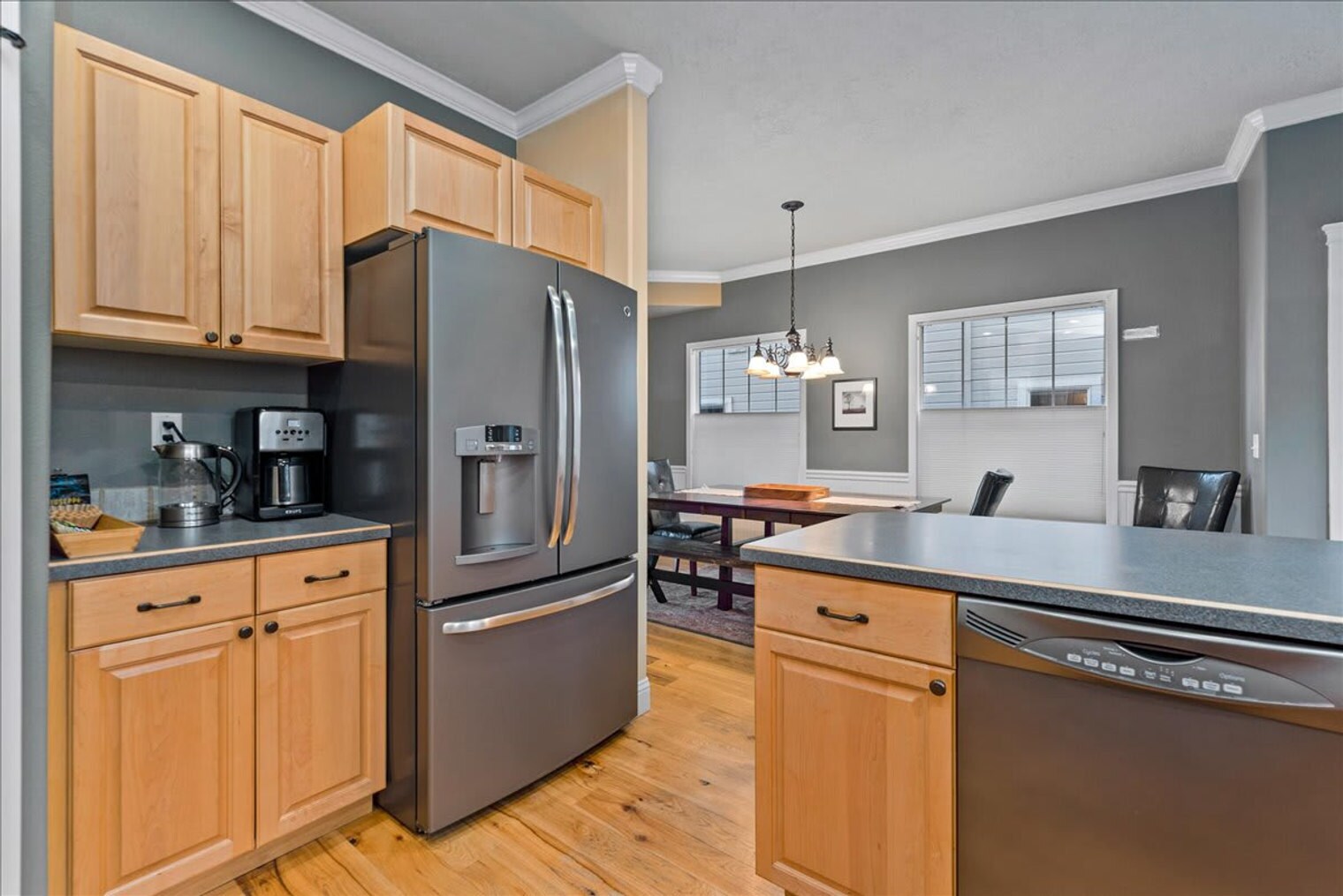 Building Photo - 1433 E Hays St