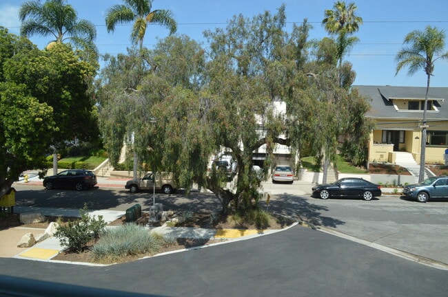 Building Photo - 1 Bedroom Condo in Mission Hills