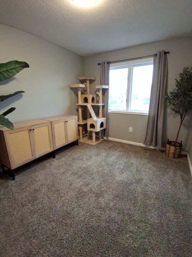 Building Photo - Dont Miss Out!  3 Bedroom Apple Valley Tow...