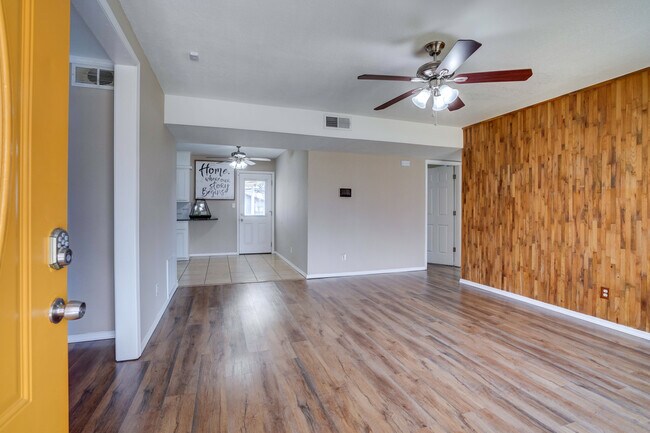 Building Photo - 1906 N Chambers Ter