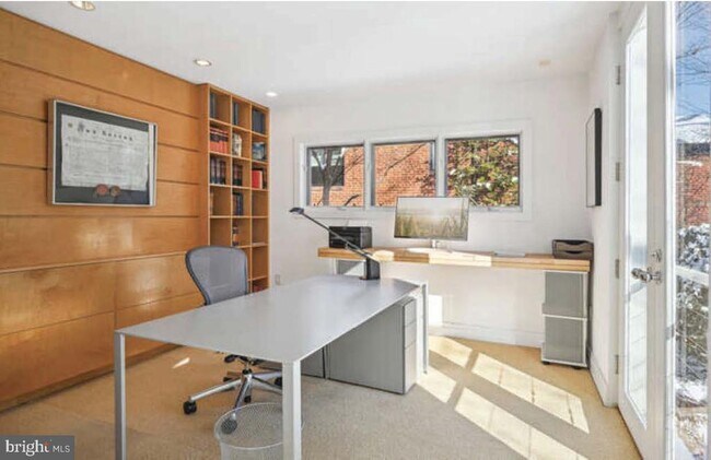 Building Photo - 4527 Q Pl NW