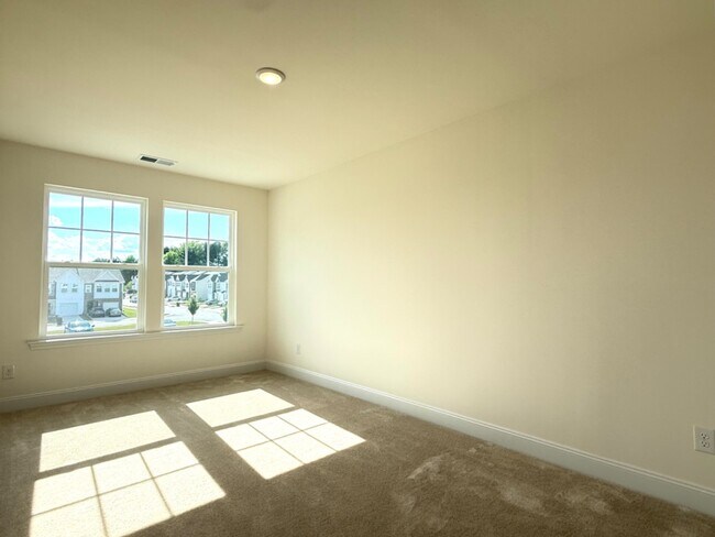 Building Photo - 3 Bedroom End unit Townhome Double Driveway - Lots of Natural Light