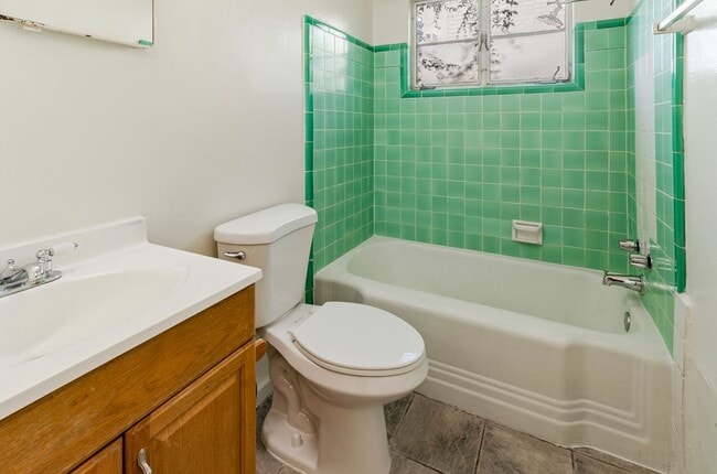 Building Photo - Classic Tucson Bungalo located just blocks away from University of Arizona Campus!