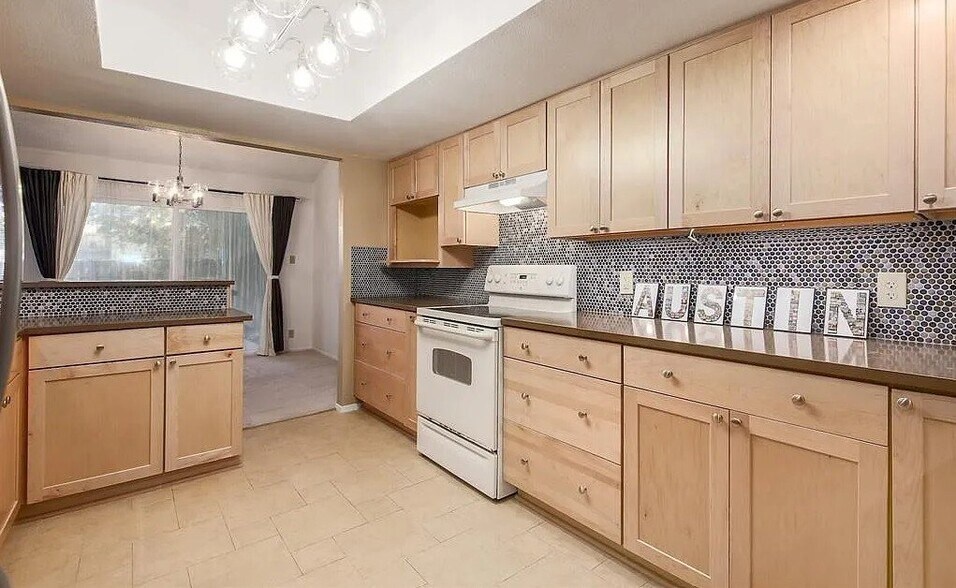 Building Photo - 8905 Trone Cir