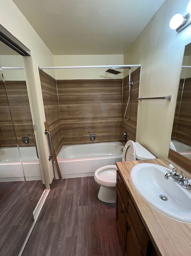 Building Photo - Desirable Twin Lakes Quail Run Townhome