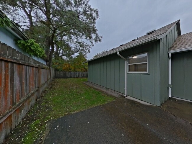 Building Photo - 3 Bedroom House  ~ Northern Corvallis