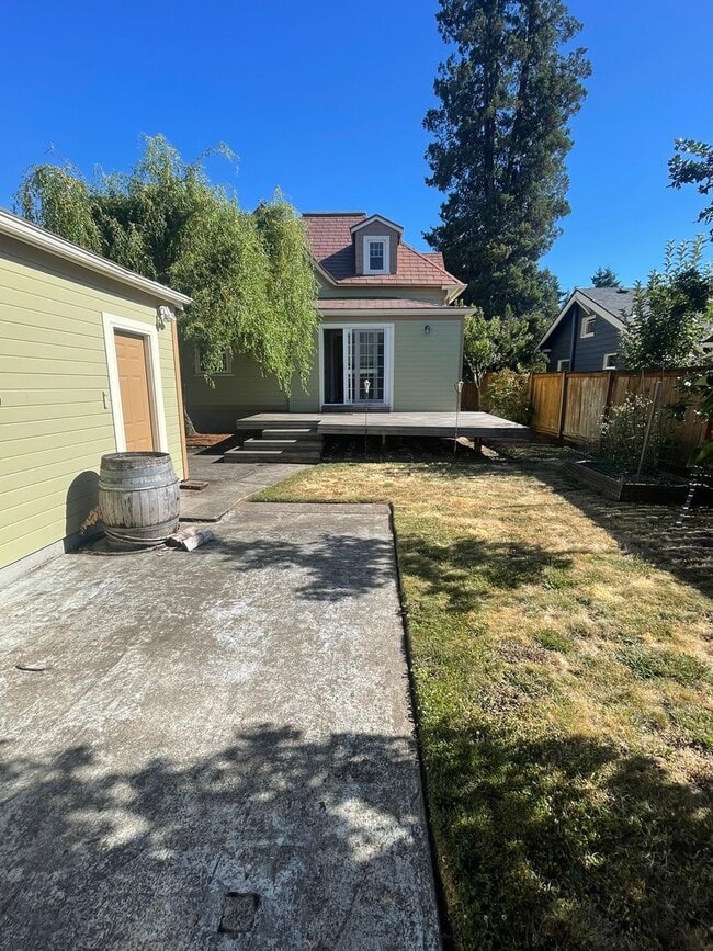 Building Photo - Stunning 3 bedroom/ 2 bath Victorian 2 sto...