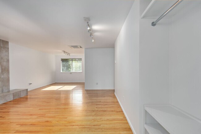 Building Photo - Downtown Bainrbidge Rental -  1/2 Off June...