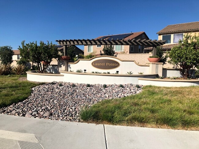 Building Photo - Stunning 4-Bedroom Home in the Desirable G...