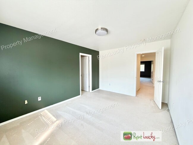 Building Photo - Beautiful 4 Bedroom Home in Lakeland Hills! High Ceilings, Natural Light, and Generous Layout!