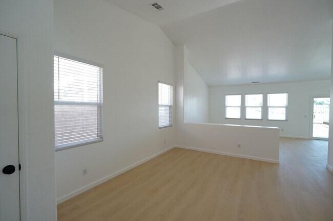 Building Photo - Beautiful 3 Bed / 2 Bath Moreno Valley Home with Garage