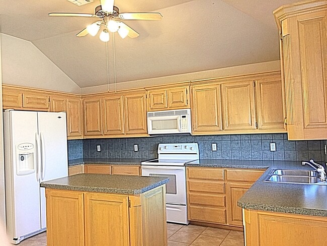 Building Photo - 1745 Sq. Ft.- Open Floor Plan- Edmond Schools