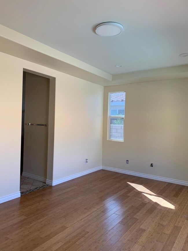 Building Photo - 104 Shoreline Dr