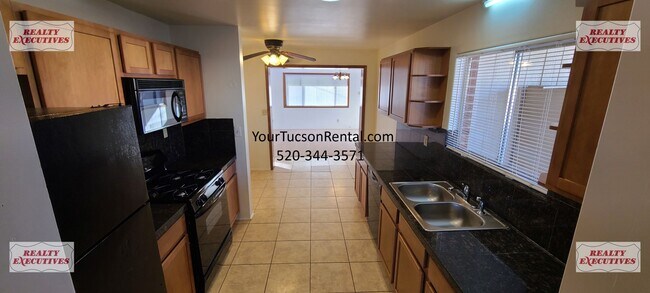 Building Photo - Grant & Silverbell Rd 3/1.5 with A/C $500 Security Deposit