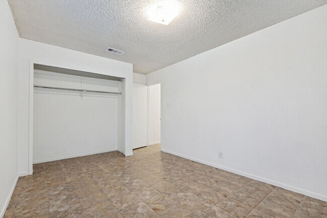 Building Photo - 3-BEDROOM HOME IN LOMA PARK