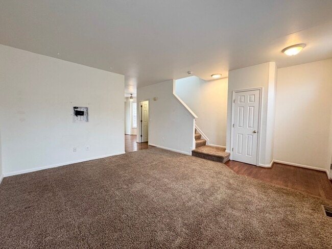 Building Photo - Spacious 2 Primary Beds 1 Den 3.5 Bath Townhome In Vibrant Sycamore Hill