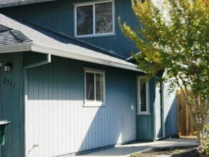 Building Photo - Lovely 2 Bedrooms 1.5 Bathrooms townhouse