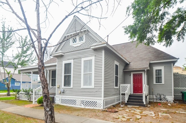 Building Photo - 1707 Sabine St