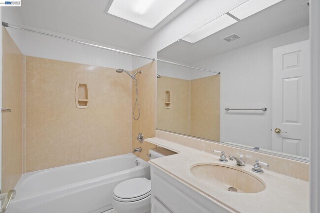 Building Photo - 493 S Clovercrest Ln