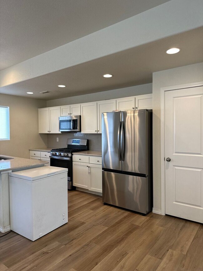 Building Photo - 5253 Painted Sky View