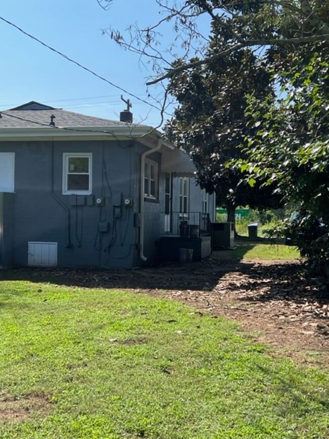 Building Photo - Low Maintenance & Very Affordable Living, Updated 1-BD, 1-BA duplex located in a convenient area ...