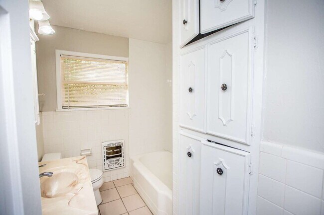 Building Photo - "Spacious 5-Bed Oasis with Granite Elegance & Hardwood Charm in Lubbock!"