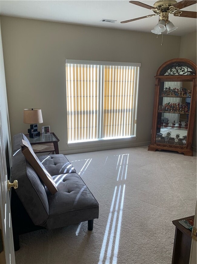 Building Photo - 746 Larkspur Ln