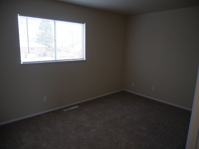 Building Photo - 3 Bedroom Tri Level Home Available Now!