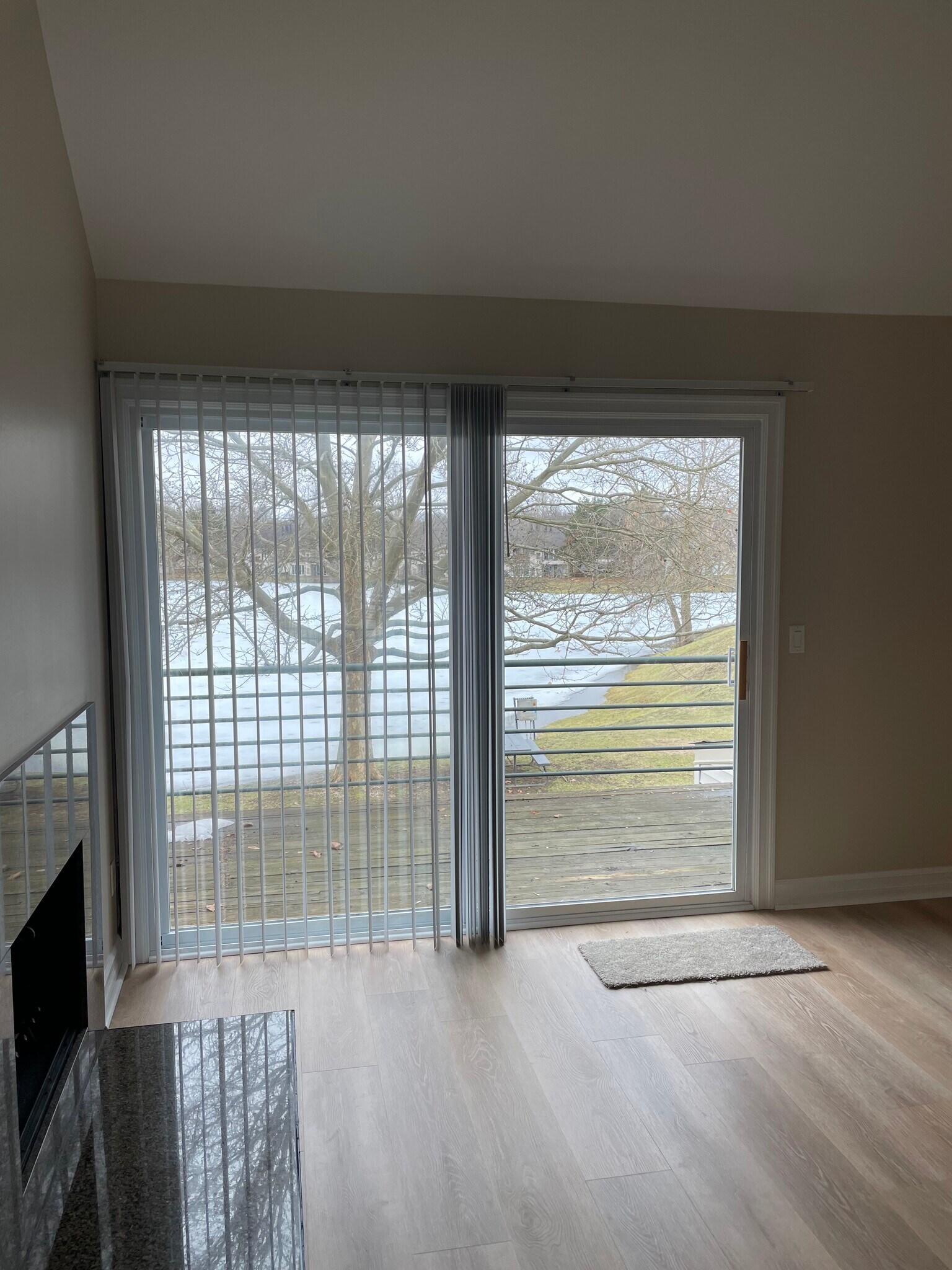 Mainfloor living space - 2872 Davison Ave