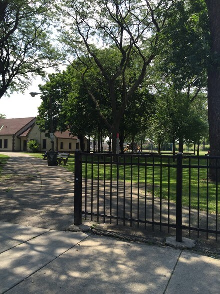 Building Photo - 2150 N Kenneth Ave
